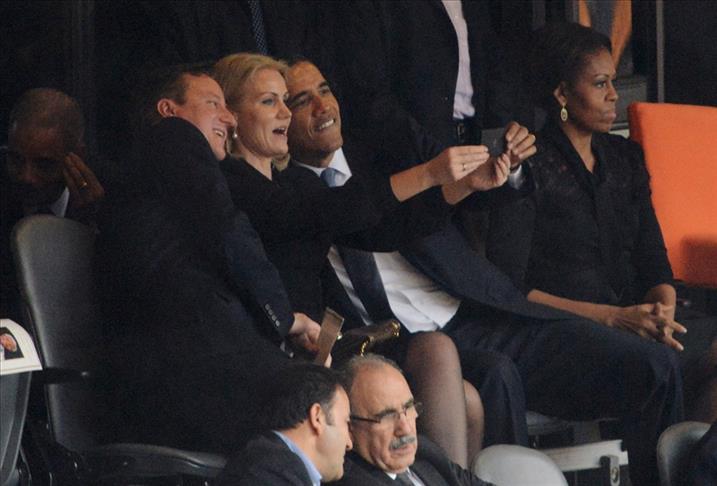 Obama criticised in "selfie" pose