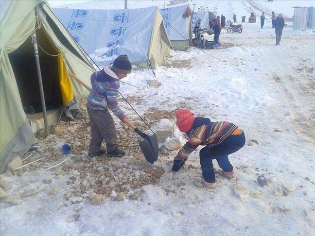 16 children freeze to death as Syrians fight for survival