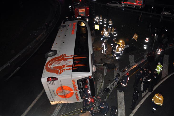 İstanbul'da yolcu otobüsü devrildi: 2 ölü, 10 yaralı