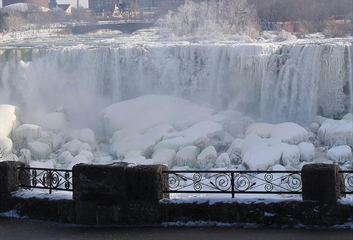 Niagara Selalesi Buz Tuttu