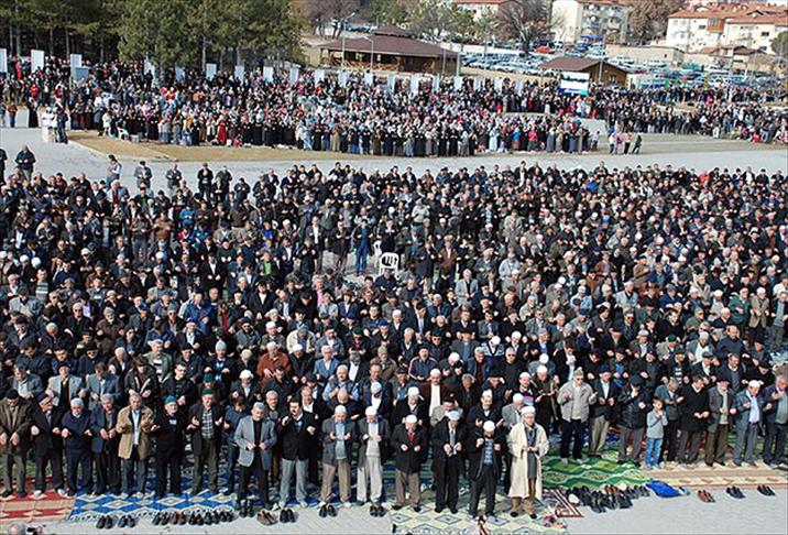 Kütahya'da 5 bin kişi yağmur ve kar duasına çıktı