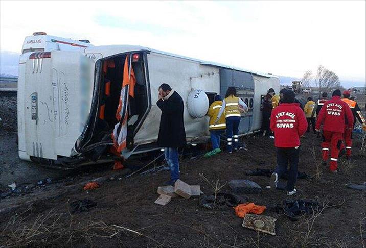 Sivas'ta yolcu otobüsü şarampole devrildi: 9 ölü