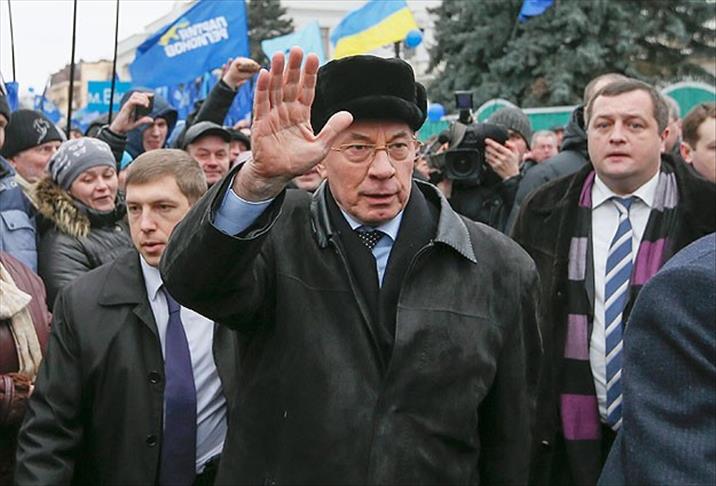 Янукович принял отставку Азарова