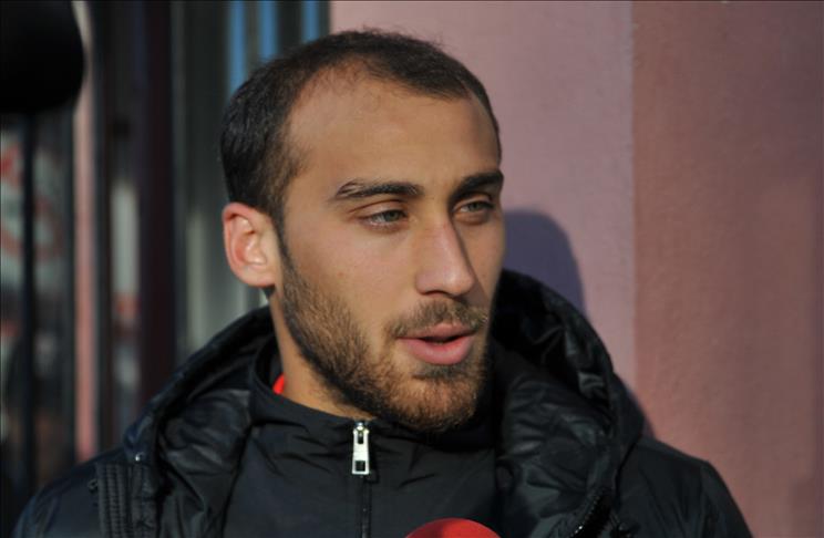 Besiktas snap up Turkish forward Cenk Tosun