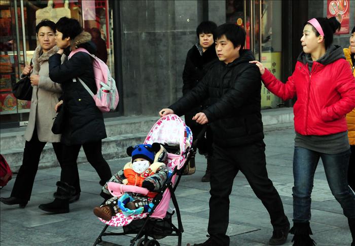 Chinese director pays fine for violating one-child policy