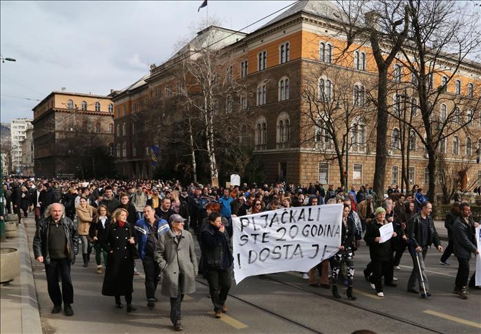 Hundreds rally in Sarajevo