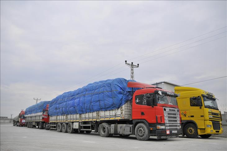 UN delivering aid in besieged Yarmouk refugee camp in Syria
