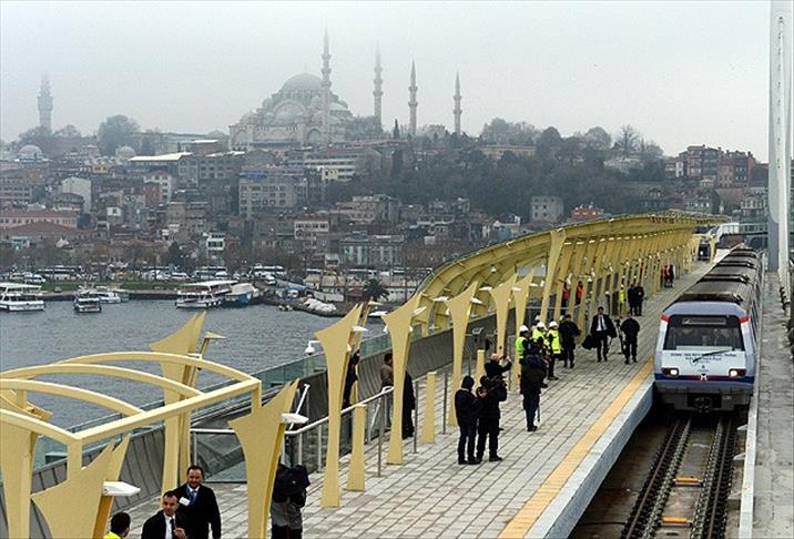 أردوغان يفتتح جسرا على خليج "القرن الذهبي" يمر عبره "مترو"