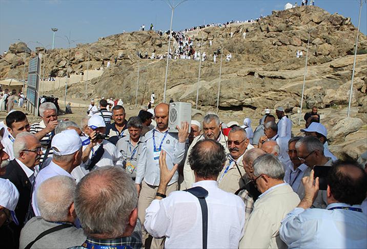 Alevi dedeleri ve Bektaşi babaları Arafat'ta dua etti