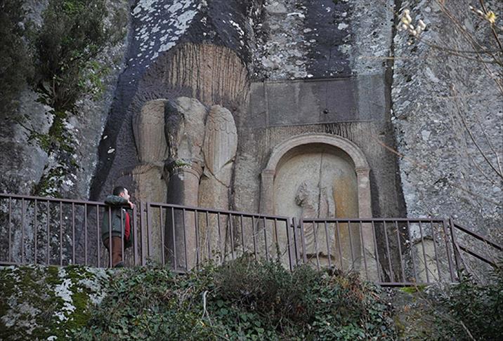Roma dönemine ait yol anıtı
