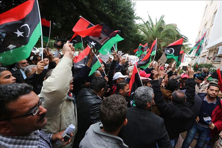 Shell forces evacuation of Libya parliament HQ