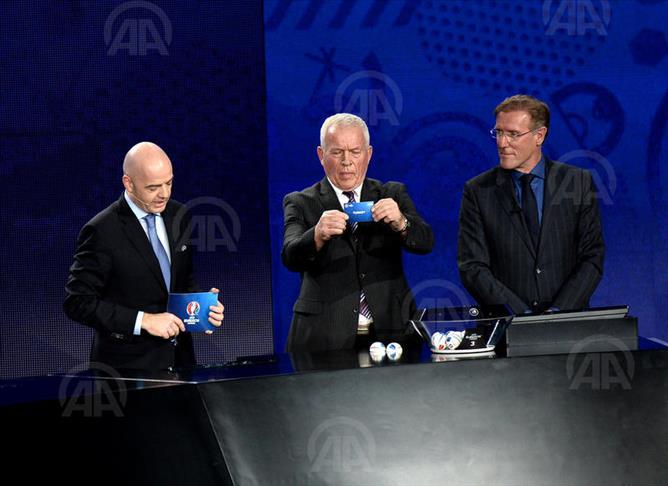 Tirage au sort pour l'Euro 2016 : la Turquie dans le groupe A, avec la Hollande et la République tchèque