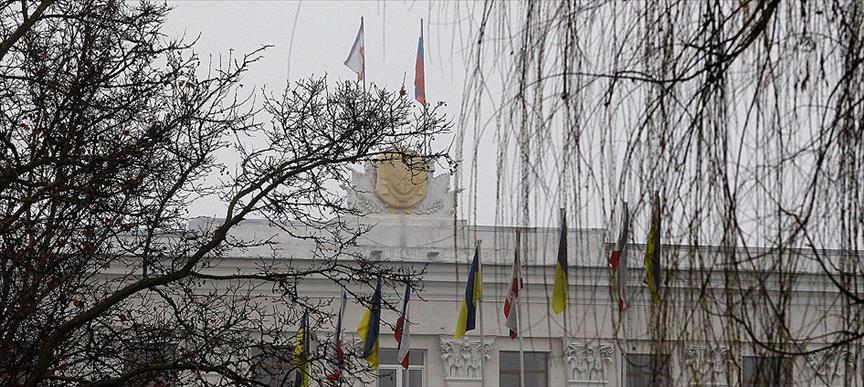 Российский флаг на здании правительства Крыма