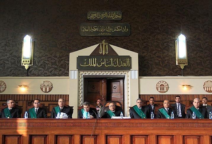 Judges suspend Morsi spying trial to hear request for new judges