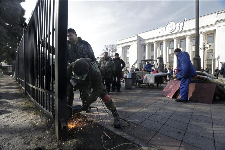 Police cordon off Crimean parliament, acting interior minister says