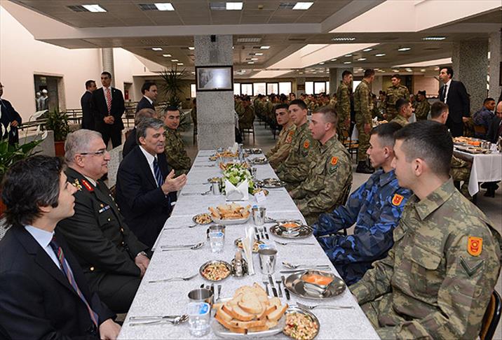 Gül'den Cumhurbaşkanlığı Muhafız Alayı'na ziyaret