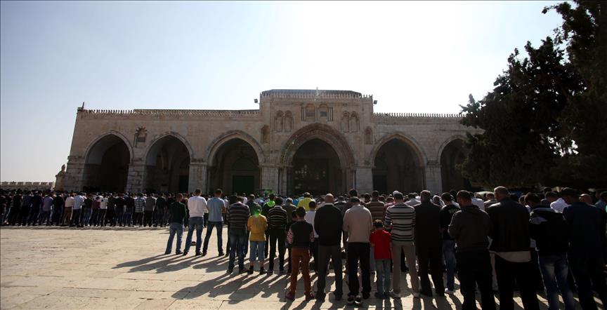 Israeli restrictions force Palestinians to pray in Al-Quds streets