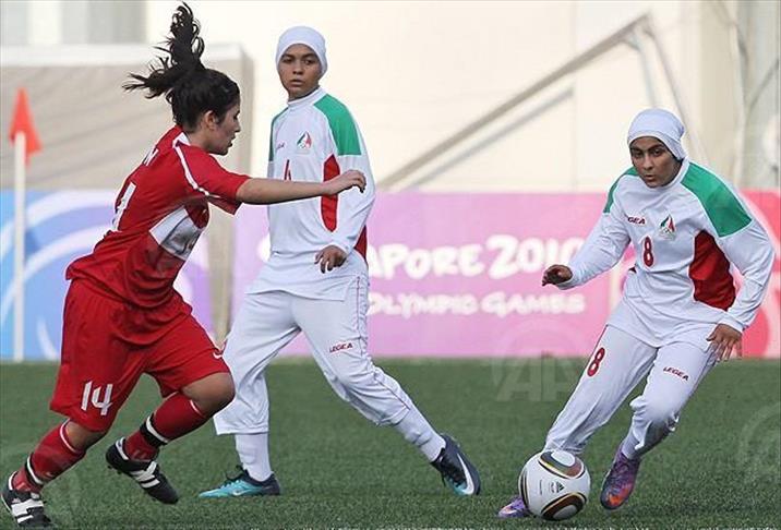 الفيفا يسمح بارتداء اللاعبات للحجاب خلال المباريات