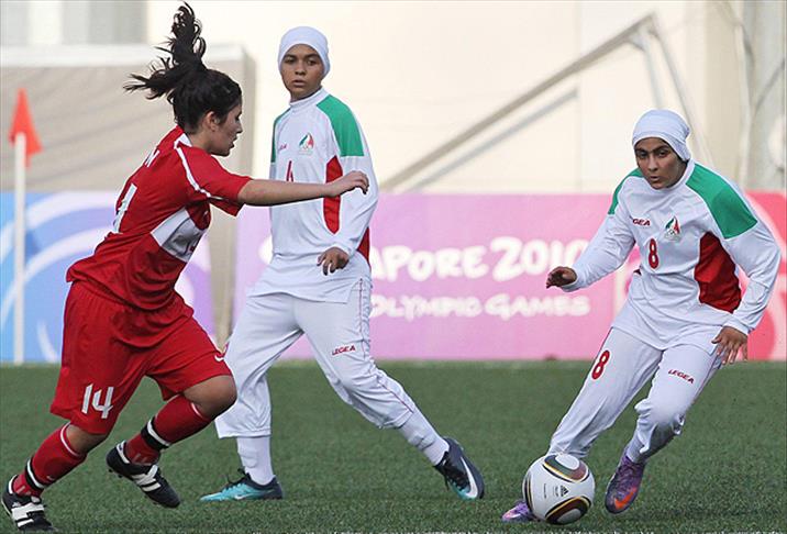 FIFA'dan başörtülü kadın futbolculara izin