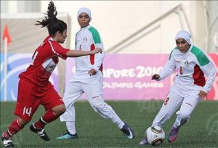 الفيفا يسمح بارتداء اللاعبات للحجاب خلال المباريات