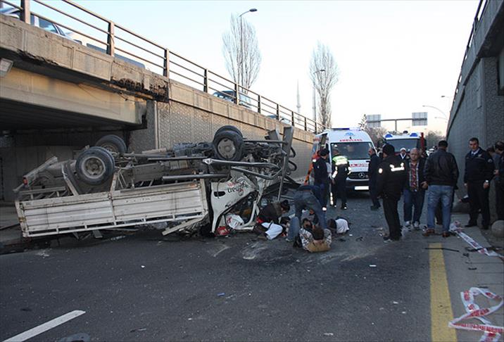 Ankara'da kamyonet köprüden düştü