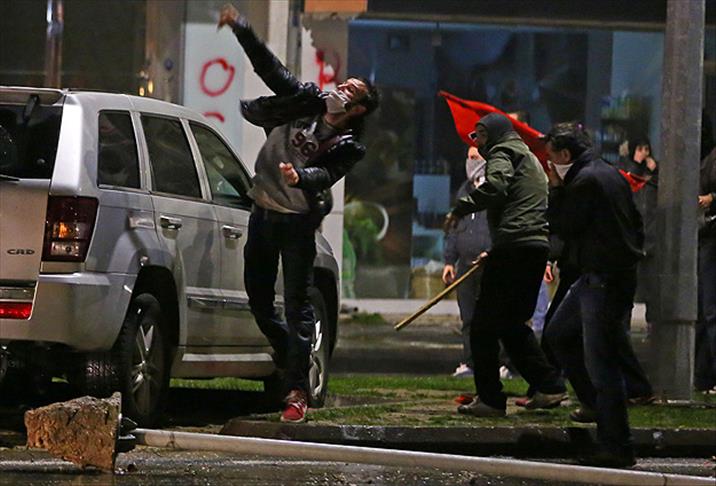 Polis ekiplerine saldıran gruba müdahale