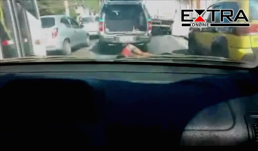 Rio police drag dying woman behind car