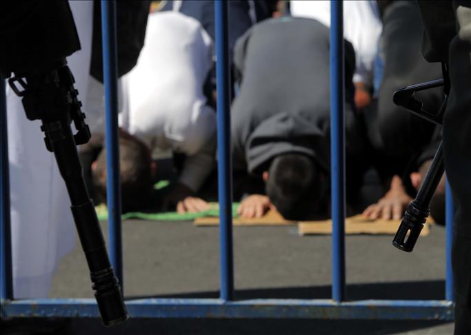 Palestinians pray on Al-Quds streets