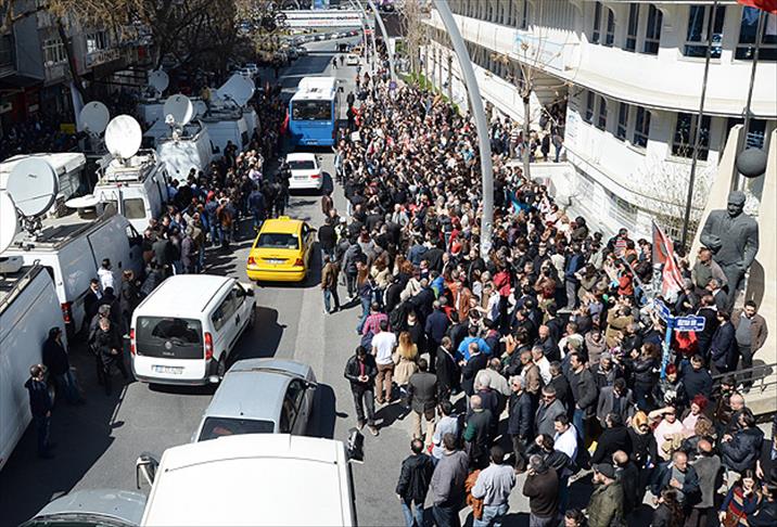 CHP'liler oy sayım merkezlerinin önünde toplandı