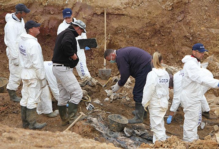 Boşnak anne oğullarının cesetlerine 22 yıl sonra ulaştı