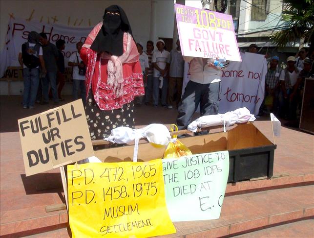 Philippine Muslims protest deaths at evacuation camps