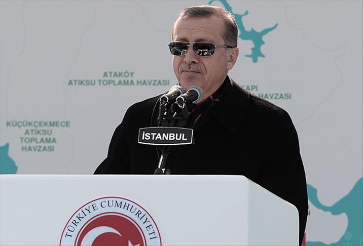 Siyaset yapmak isteyen cübbesini çıkarır