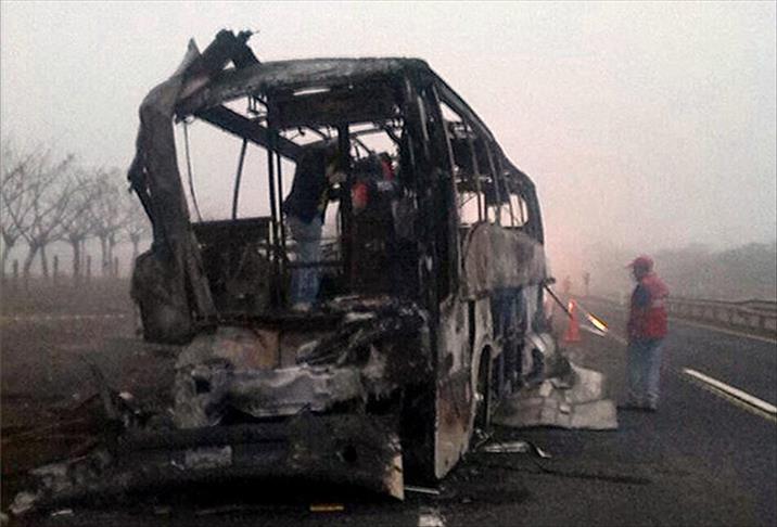 Meksika'da otobüs kamyonla çarpıştı: 36 ölü