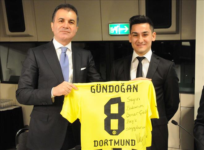 Football: BVB's midfielder Gundogan extends contract