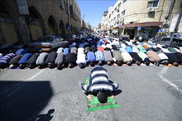 Palestinians pray outside Al-Aqsa after Israeli restrictions