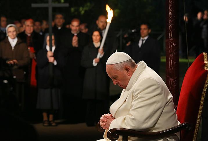 Papa Franciscus "Haç Yolu" ayinini yönetti