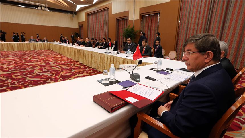 Le ministre Ahmet Davutoglu: « Assad rêve »