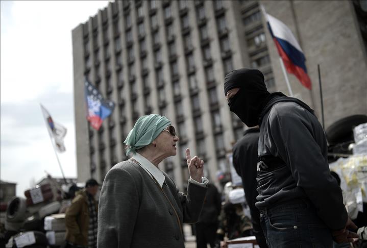 Pro-Russian groups declare curfew in Sloviansk