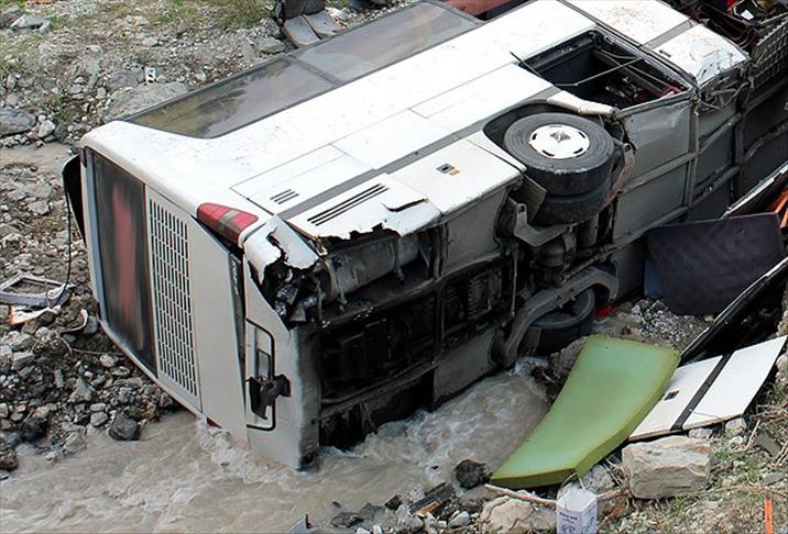 İşçileri taşıyan minibüs üst geçitten düştü: 3 ölü