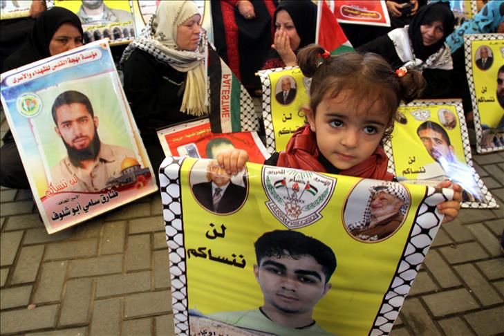 Palestinian prisoners to stage hunger strike Thursday