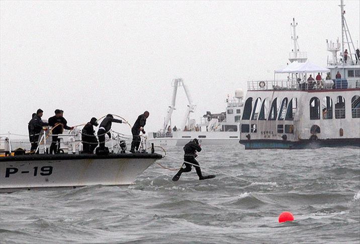 Diver dies during search of South Korean ferry Sewol
