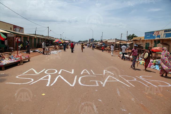 Des slogans hostiles à la force Sangaris sur les murs du KM5