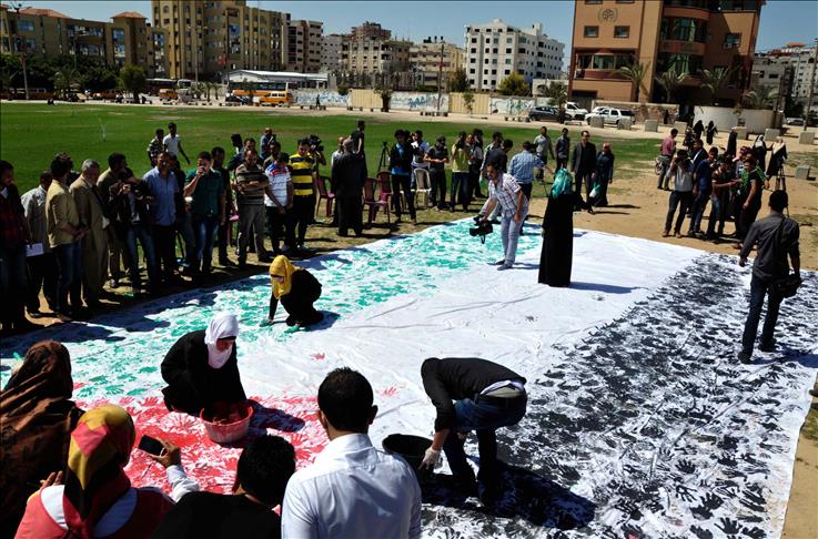 Gazans make handprint Palestinian flag