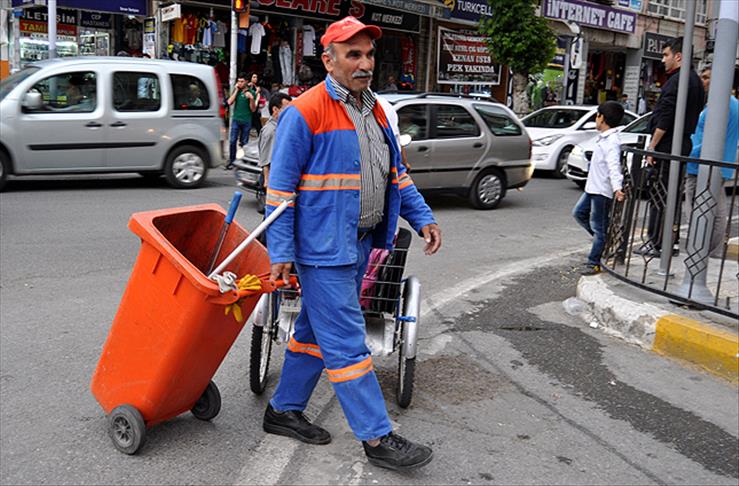 Yolu süpürürken 1,5 kilogram altın buldu
