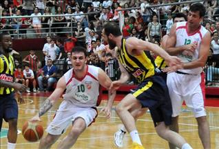 "فنربهتشه" يتأهل لنهائي السلة التركية