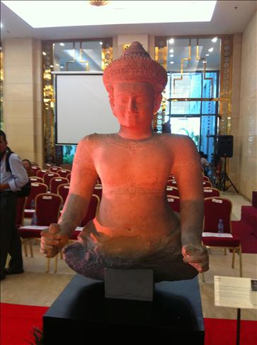 Cambodia welcomes back looted 10th-century statues