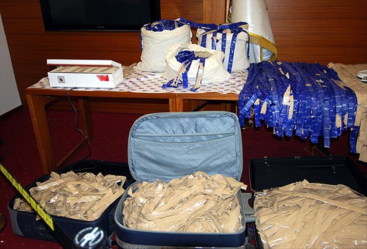 Pantolon kemerleri arasında 138 kilogram eroin