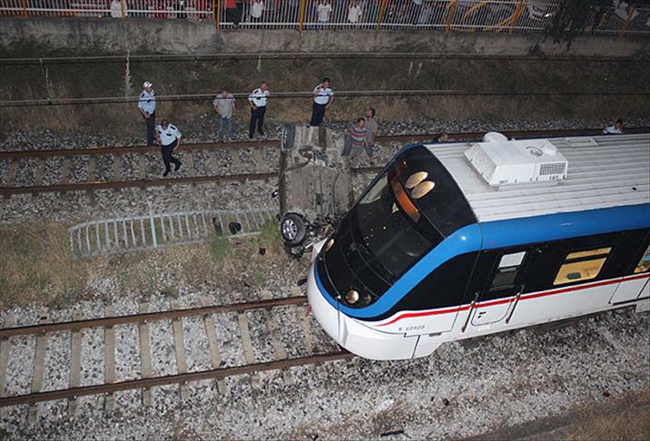 Tren rayına otomobil düştü