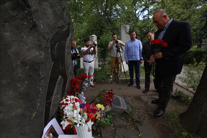 Turkish minister visits grave of poet Nazim Hikmet