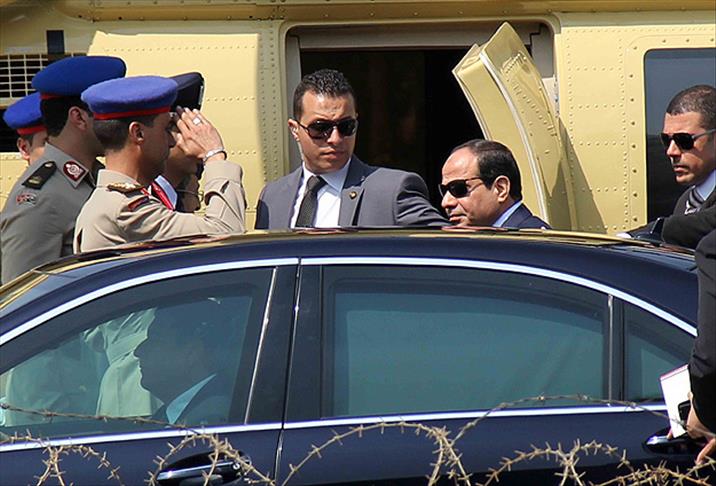 Sisi "silahların gölgesinde" yemin etti